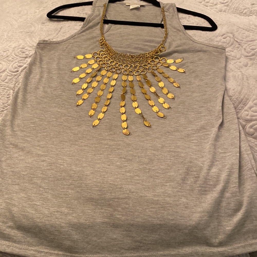 Tank top with gold tassels that create movement, great with jeans